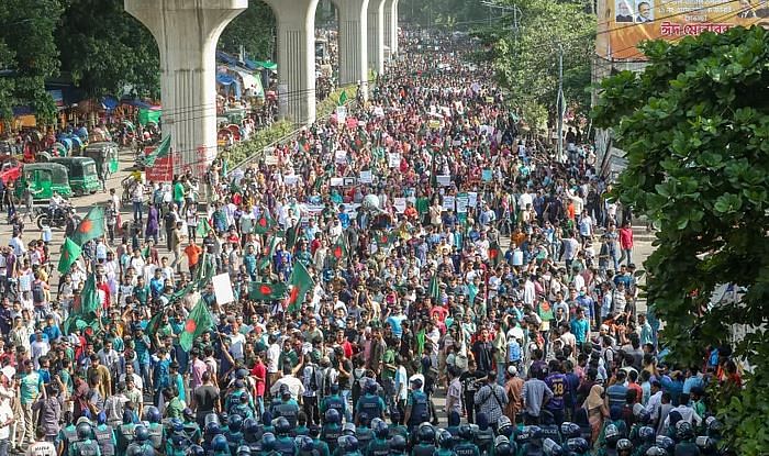 কোটা সংস্কারের দাবিতে শিক্ষার্থীদের মিছিল